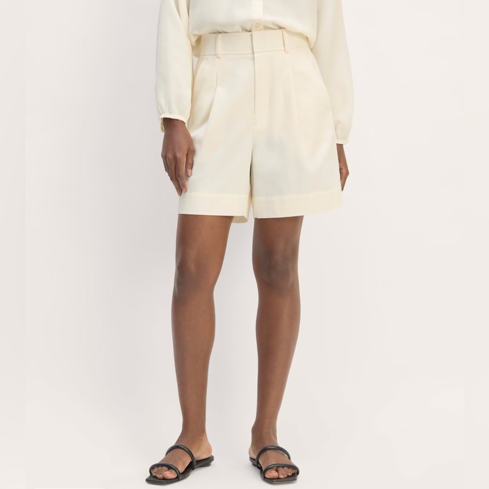 NWOT EVERLANE
The Draper Short (Buttersmooth)